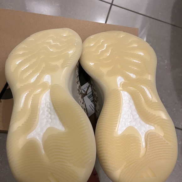 Authentic Yeezy boost 380 - Picture 6 of 6